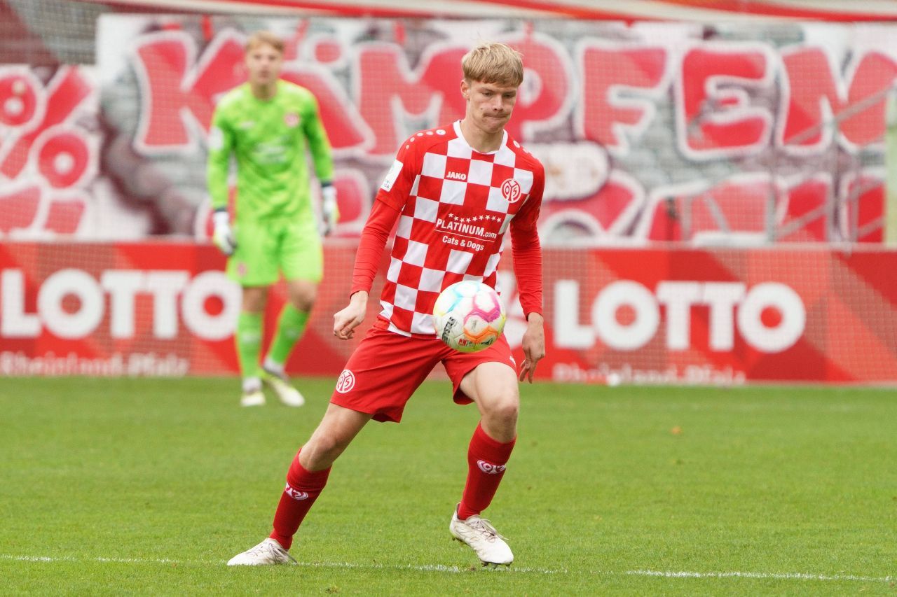 Fotbalistul român din Pitești convocat la naționala Germaniei le-a eliminat pe Barcelona și Manchester City și este în sferturile UEFA Youth League!_2