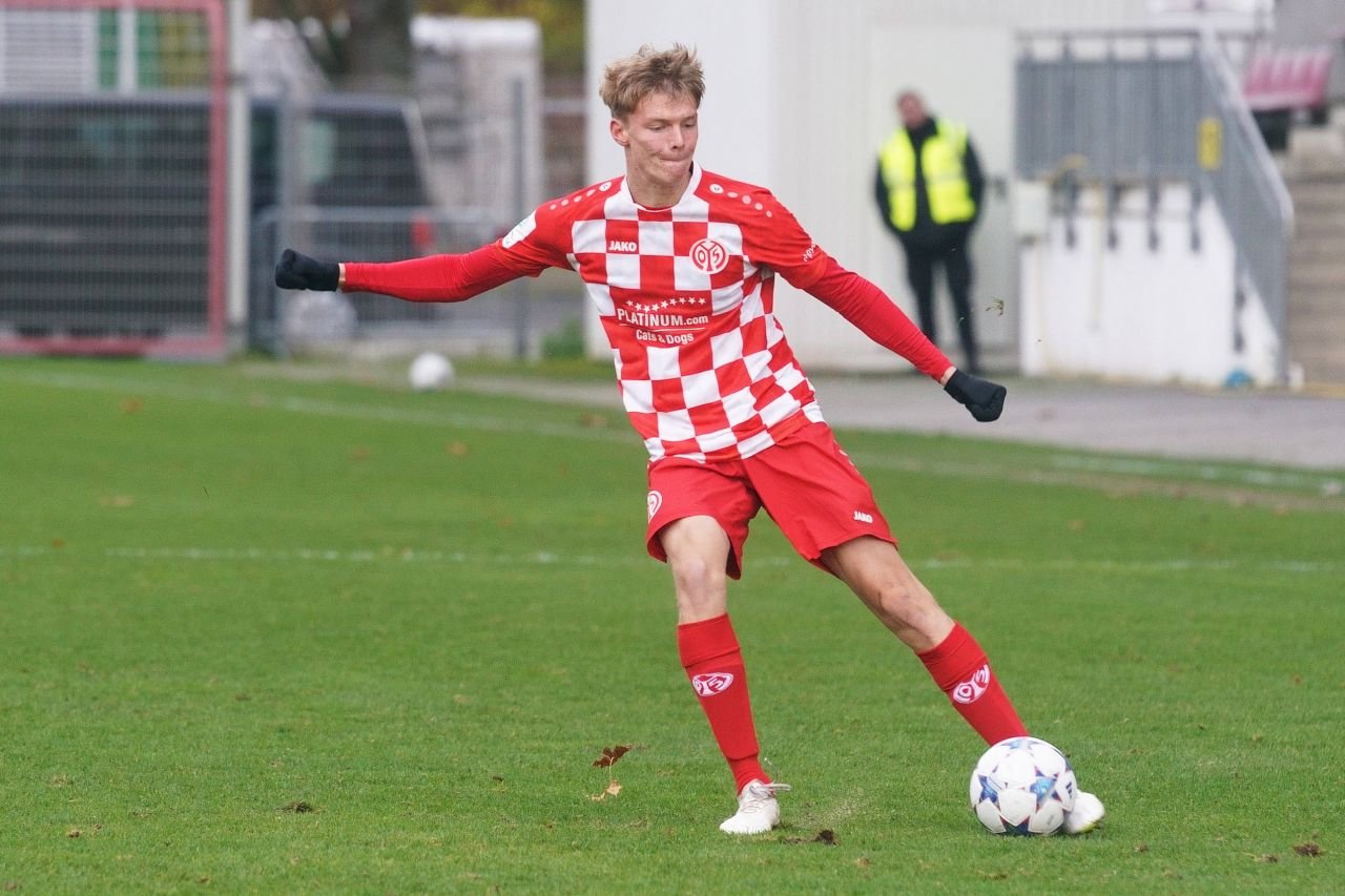 Fotbalistul român din Pitești convocat la naționala Germaniei le-a eliminat pe Barcelona și Manchester City și este în sferturile UEFA Youth League!_6
