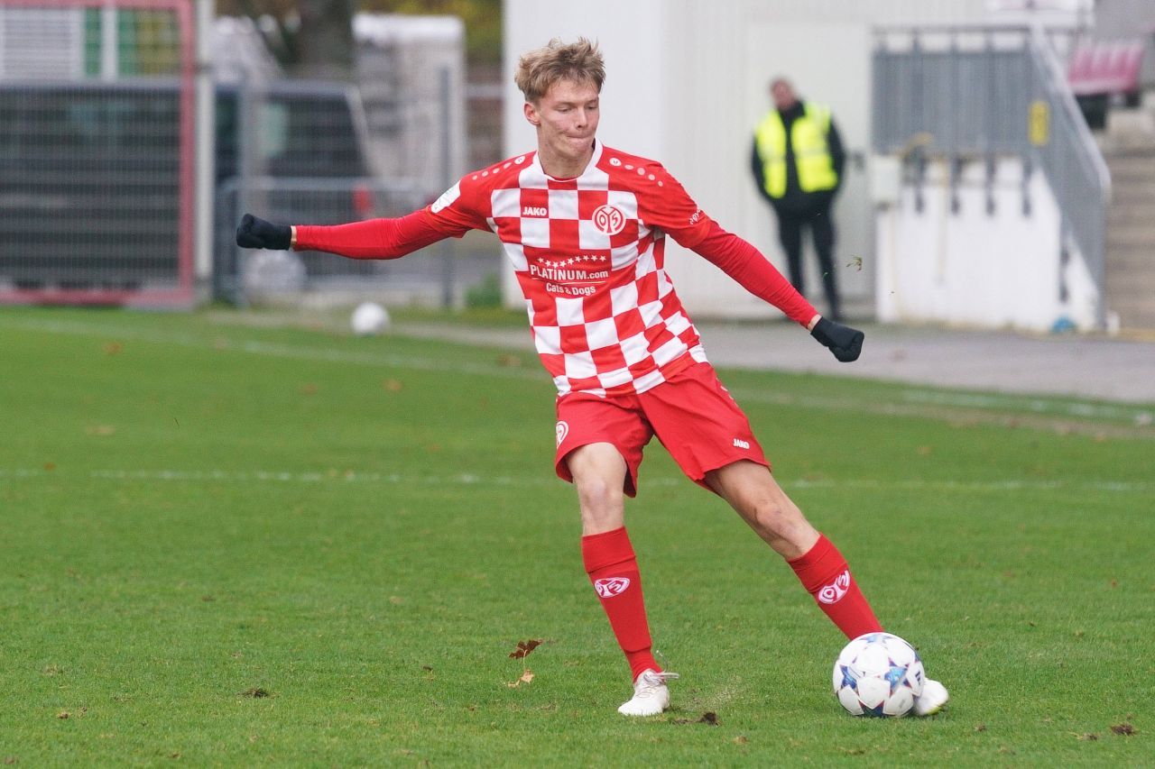 Fotbalistul român din Pitești convocat la naționala Germaniei le-a eliminat pe Barcelona și Manchester City și este în sferturile UEFA Youth League!_6