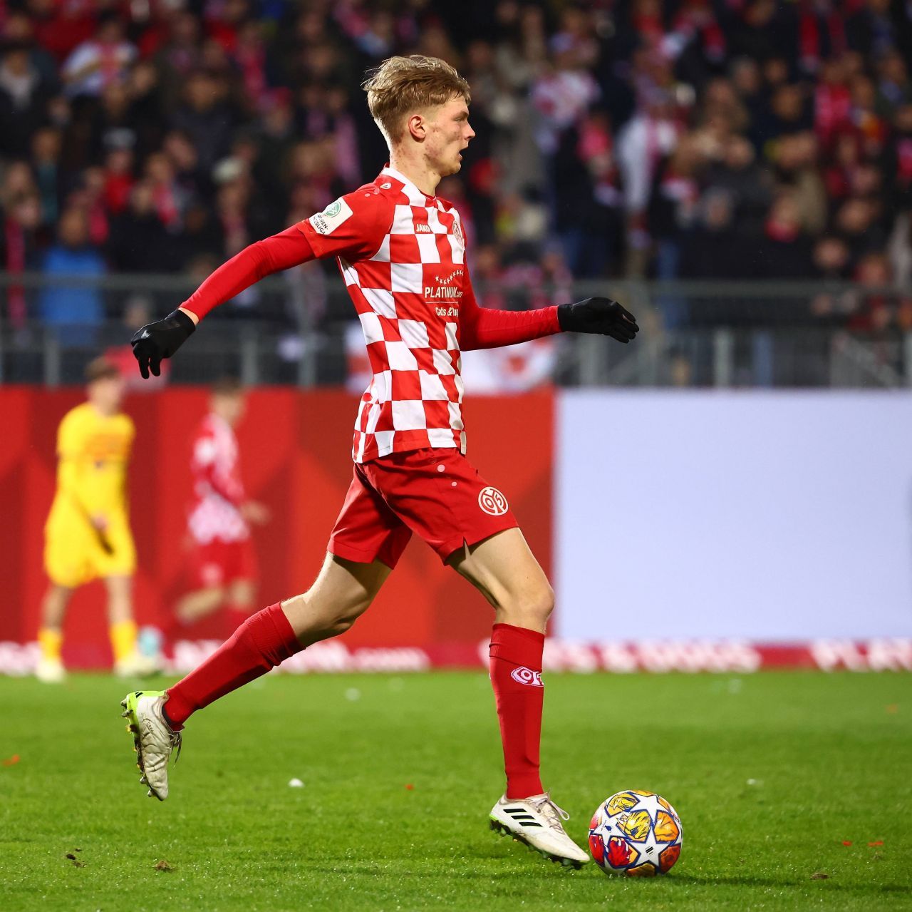 Fotbalistul român din Pitești convocat la naționala Germaniei le-a eliminat pe Barcelona și Manchester City și este în sferturile UEFA Youth League!_7