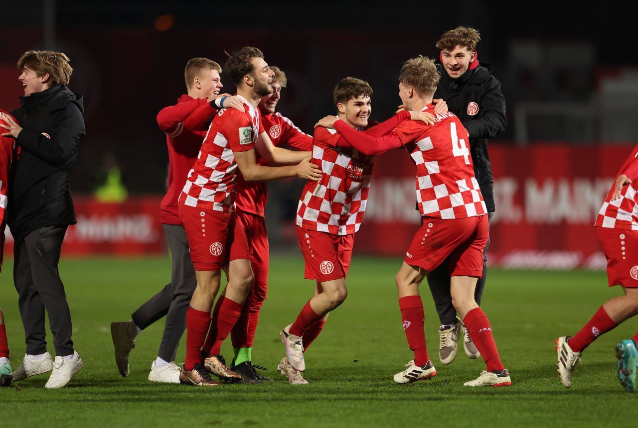 Fotbalistul român din Pitești convocat la naționala Germaniei le-a eliminat pe Barcelona și Manchester City și este în sferturile UEFA Youth League!_14