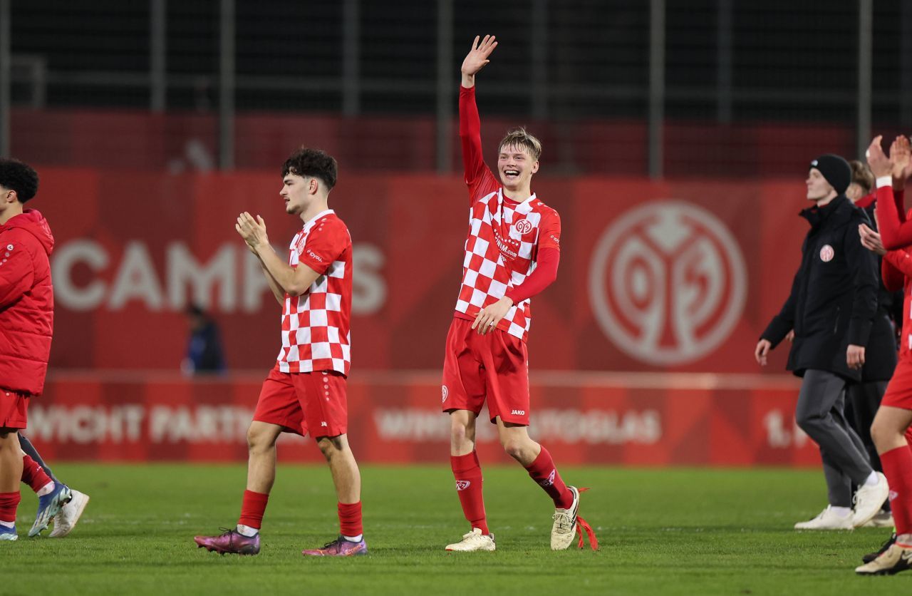 Fotbalistul român din Pitești convocat la naționala Germaniei le-a eliminat pe Barcelona și Manchester City și este în sferturile UEFA Youth League!_1