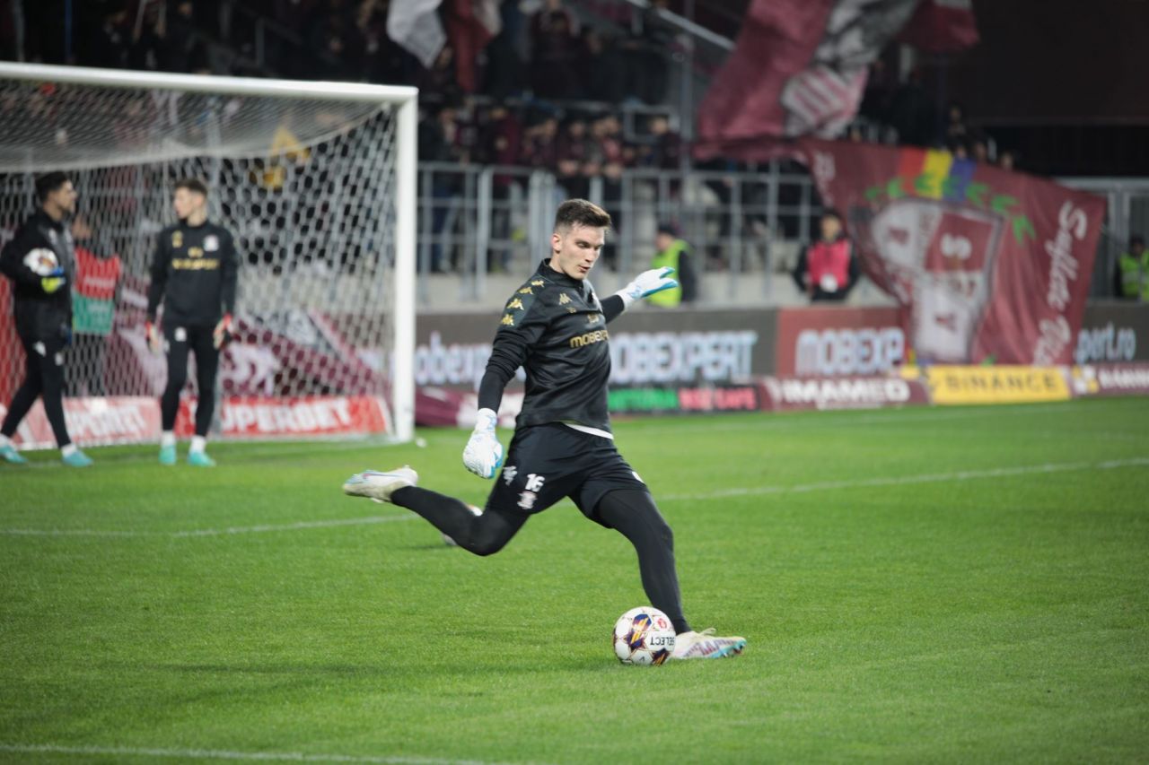 Teren IMPOSIBIL pentru FCSB! Cum arata gazonul de la Pitesti dupa ce a nins toata ziua_5