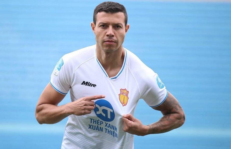 Războiul din Vietnam! Gol după gol &icirc;ncep&acirc;nd cu minutul 90+3 &icirc;n thriller-ul de debut al lui Lucas Alves, fostul căpitan al lui Dinamo