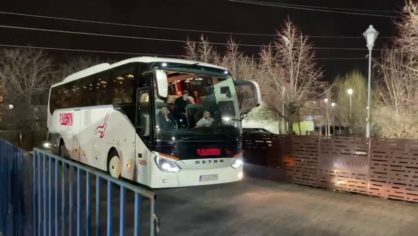 FCSB a renunțat la roș-albastru și și-a făcut apariția la Voluntari cu un alt autocar_3