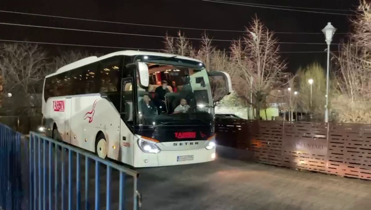 FCSB a renunțat la roș-albastru și și-a făcut apariția la Voluntari cu un alt autocar_3