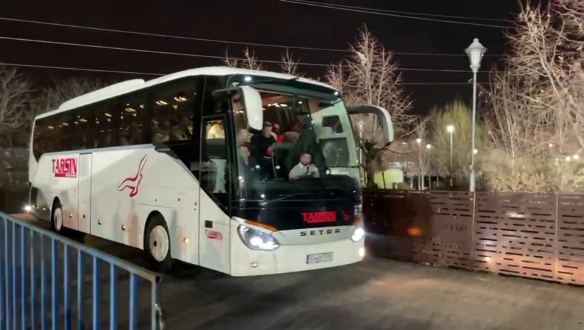 FCSB a renunțat la roș-albastru și și-a făcut apariția la Voluntari cu un alt autocar_5