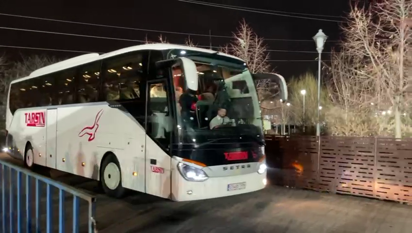 FCSB a renunțat la roș-albastru și și-a făcut apariția la Voluntari cu un alt autocar_6