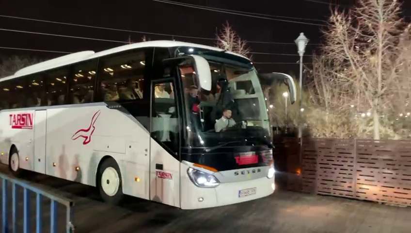 FCSB a renunțat la roș-albastru și și-a făcut apariția la Voluntari cu un alt autocar_7