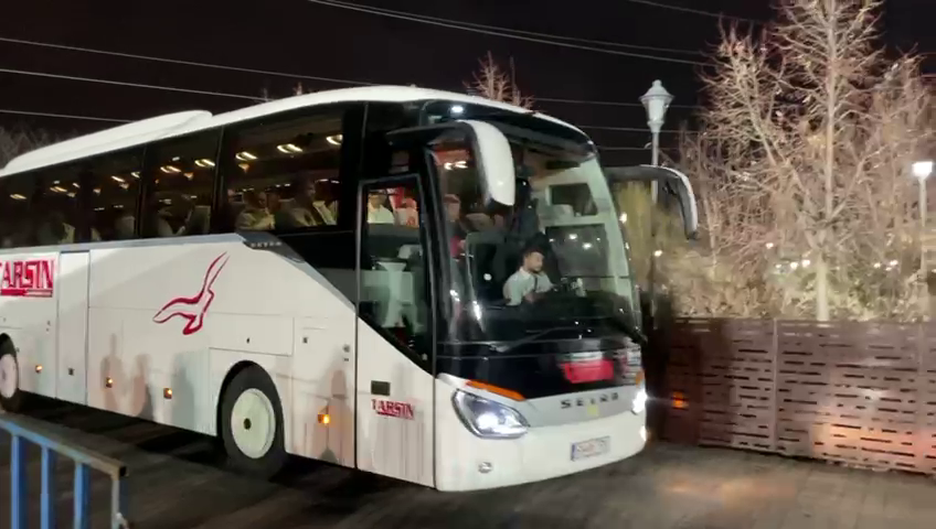 FCSB a renunțat la roș-albastru și și-a făcut apariția la Voluntari cu un alt autocar_8