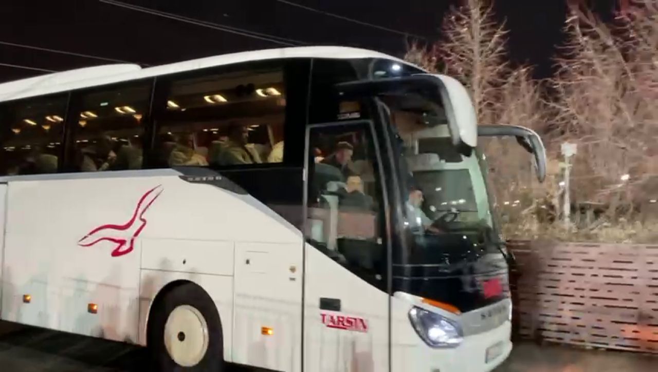 FCSB a renunțat la roș-albastru și și-a făcut apariția la Voluntari cu un alt autocar_11