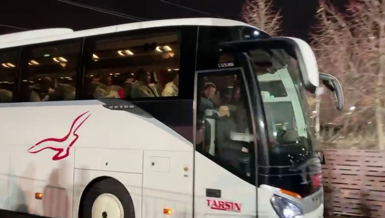 FCSB a renunțat la roș-albastru și și-a făcut apariția la Voluntari cu un alt autocar_12