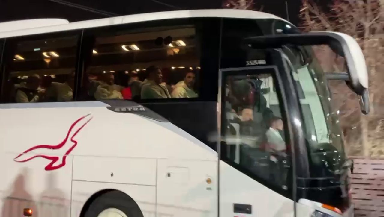 FCSB a renunțat la roș-albastru și și-a făcut apariția la Voluntari cu un alt autocar_13
