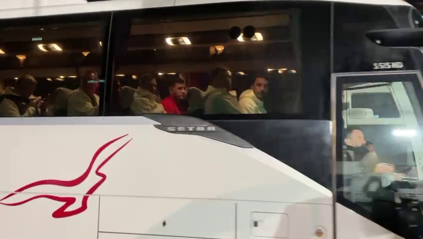 FCSB a renunțat la roș-albastru și și-a făcut apariția la Voluntari cu un alt autocar_15