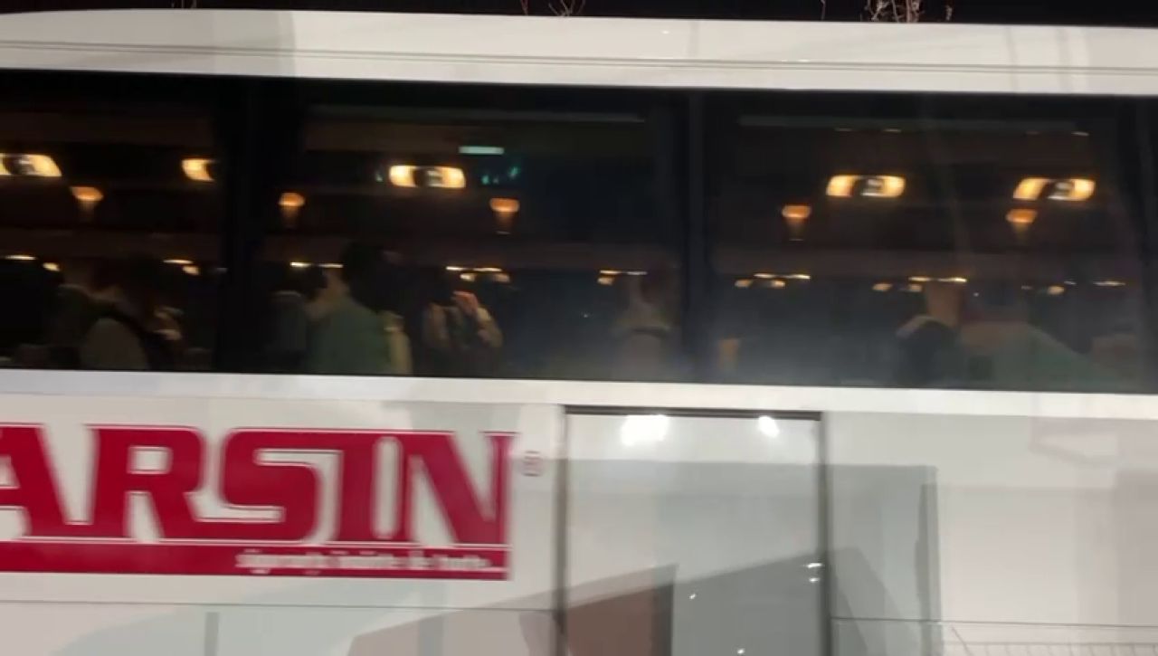 FCSB a renunțat la roș-albastru și și-a făcut apariția la Voluntari cu un alt autocar_25