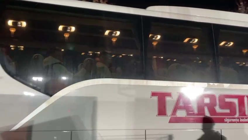 FCSB a renunțat la roș-albastru și și-a făcut apariția la Voluntari cu un alt autocar_32