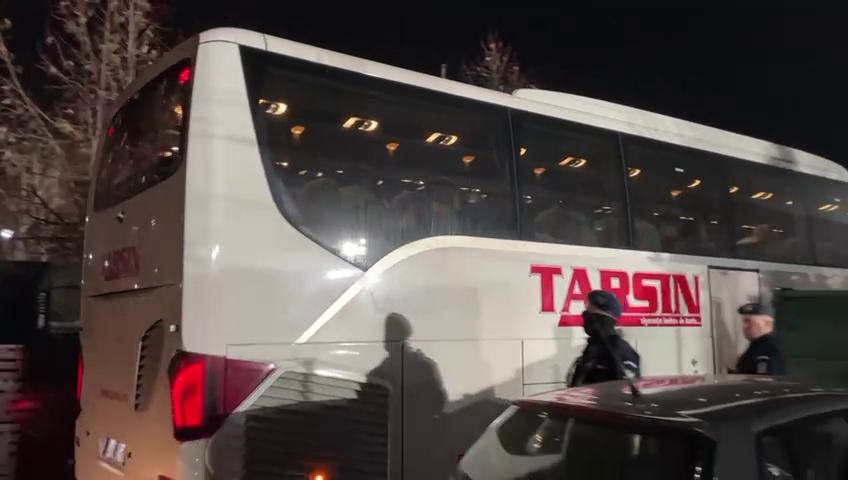 FCSB a renunțat la roș-albastru și și-a făcut apariția la Voluntari cu un alt autocar_36