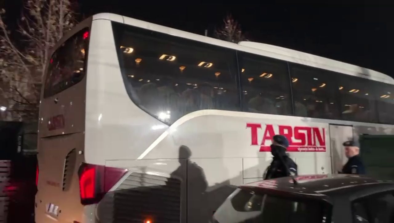 FCSB a renunțat la roș-albastru și și-a făcut apariția la Voluntari cu un alt autocar_36