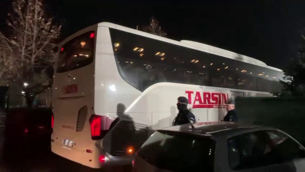FCSB a renunțat la roș-albastru și și-a făcut apariția la Voluntari cu un alt autocar_37