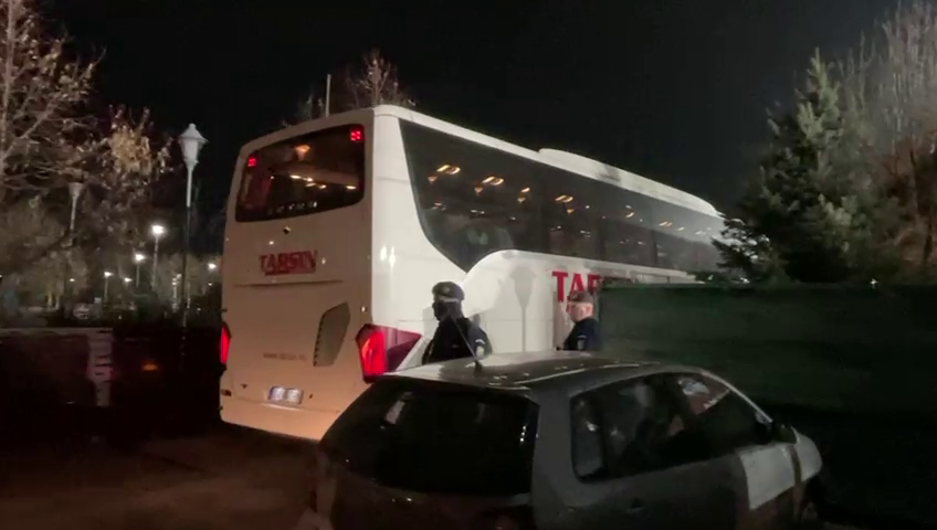 FCSB a renunțat la roș-albastru și și-a făcut apariția la Voluntari cu un alt autocar_38