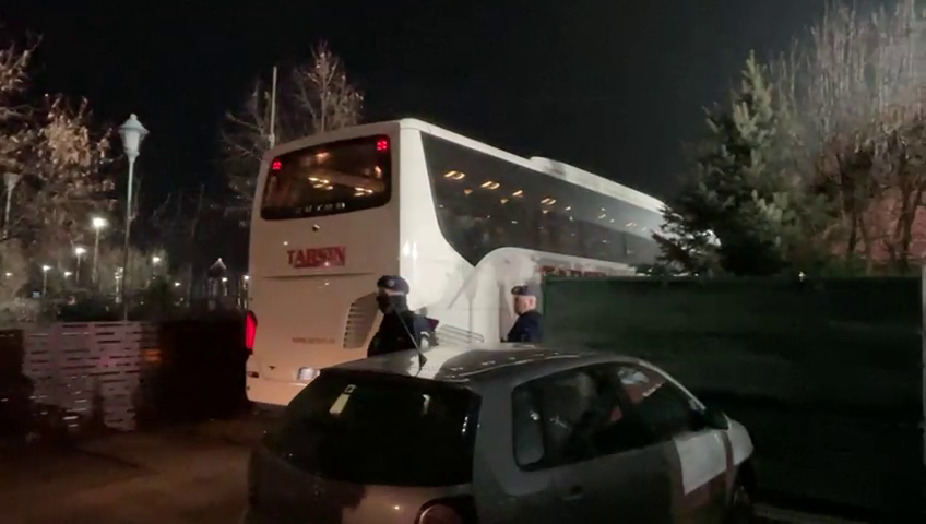 FCSB a renunțat la roș-albastru și și-a făcut apariția la Voluntari cu un alt autocar_39