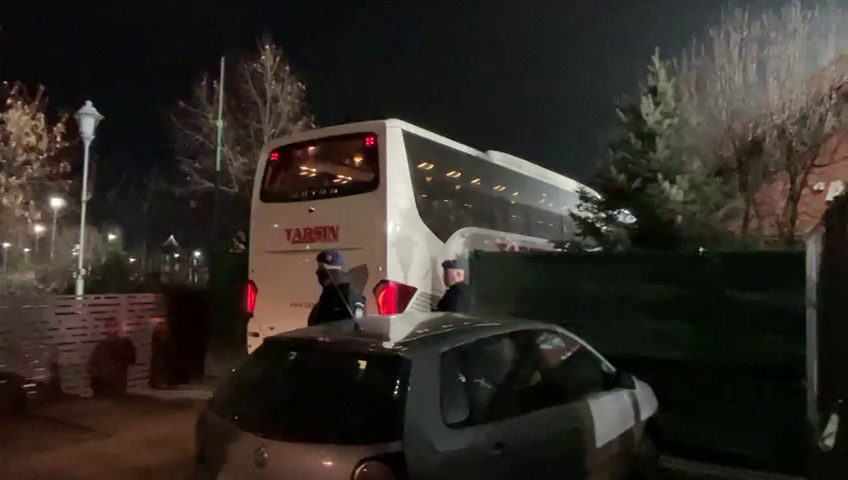 FCSB a renunțat la roș-albastru și și-a făcut apariția la Voluntari cu un alt autocar_40