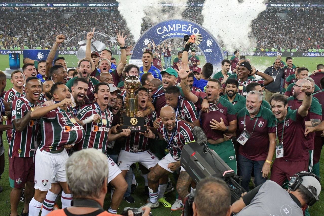 Marcelo, numărul 1 din istoria lui Real Madrid, a câștigat acum pe Maracana și trofeul suprem din America de Sud! Peste 60.000 de fani prezenți_6