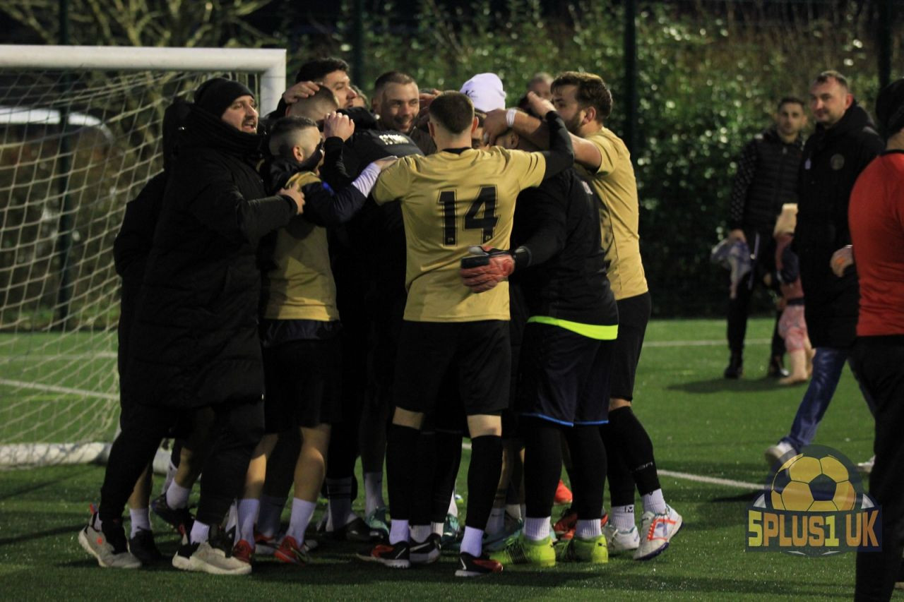 Plimbare cu peripetii! :) Un barbat a ramas fara pantaloni in timp ce isi plimba catelul prin oras! Cum a ajuns in acea ipostaza inedita_5