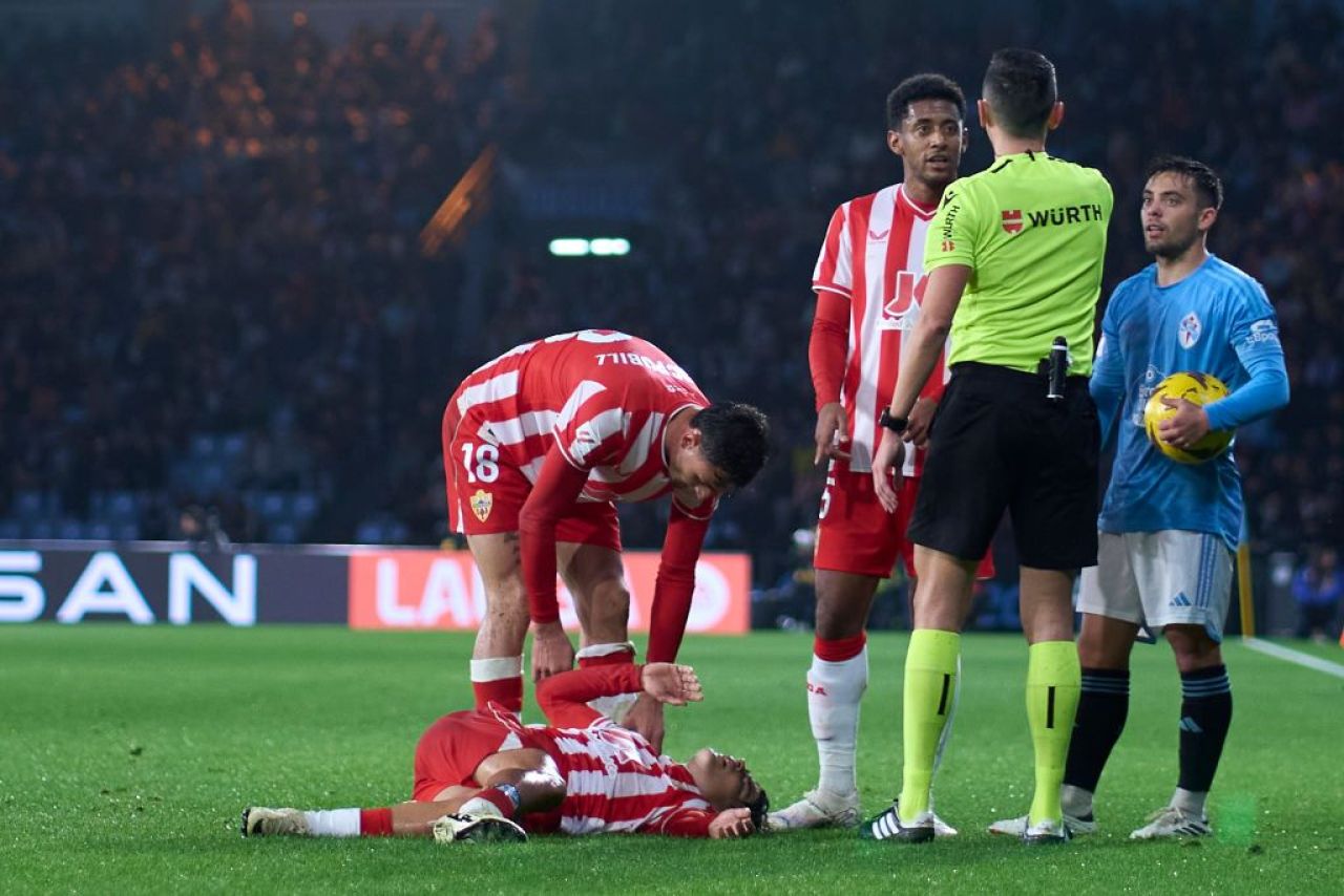 Momente de panică în LaLiga: direct la spital cu guler cervical după ce a fost accidentat de un coechipier_4