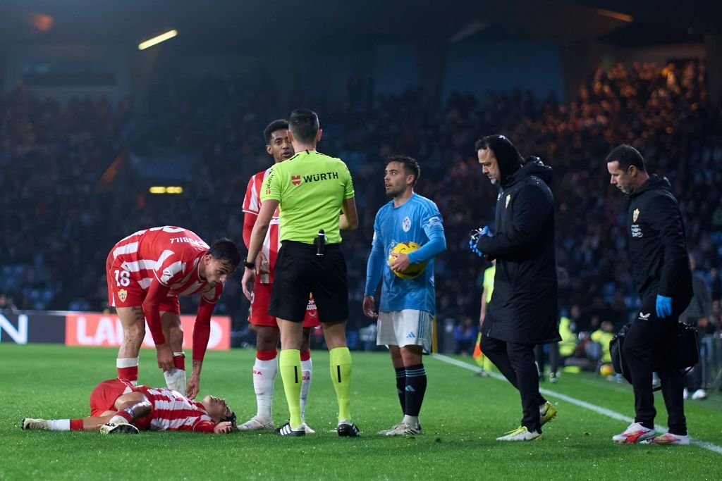 Momente de panică în LaLiga: direct la spital cu guler cervical după ce a fost accidentat de un coechipier_5
