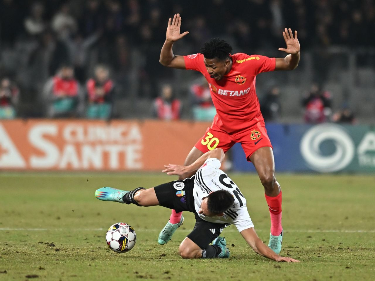 &bdquo;Și-a respectat statutul!&rdquo; Ngezana, lăudat de sud-africani chiar dacă a gafat și va rata derby-ul cu Rapid