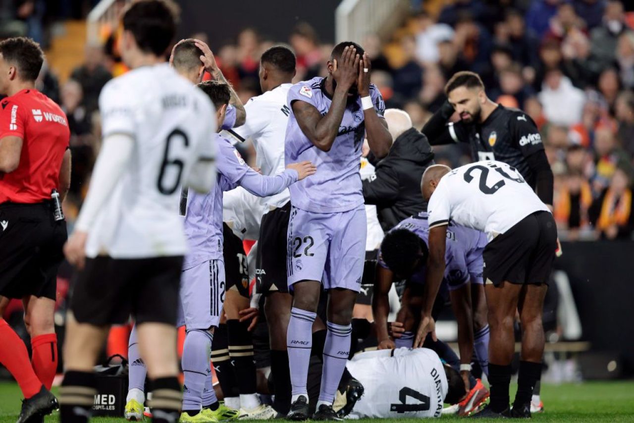 Imagini cutremurătoare! Accidentare horror în Valencia - Real Madrid: jucătorii au rămas încremeniți pe teren_3