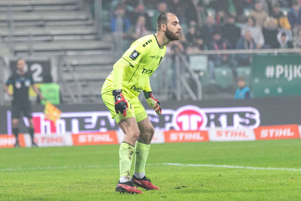 Valentin Cojocaru, pierdut &icirc;n spațiu! Ce gol a &icirc;ncasat portarul rom&acirc;n &icirc;n meciul Legia Varșovia - Pogon Szczecin 1-1