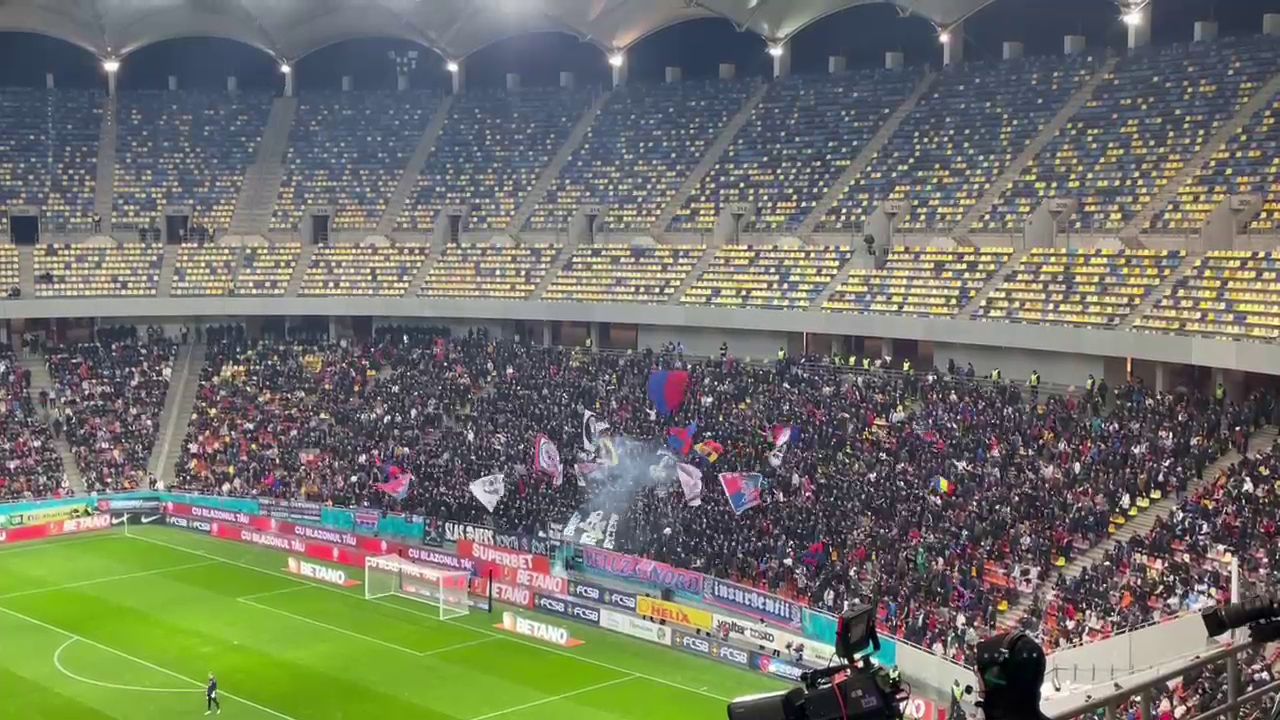 Atmosferă superbă la FCSB - Petrolul Ploiești! Fanii vicecampioanei au aruncat cu materiale pirotehnice în debutul meciului_3