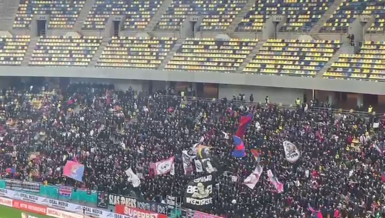 Atmosferă superbă la FCSB - Petrolul Ploiești! Fanii vicecampioanei au aruncat cu materiale pirotehnice în debutul meciului_10