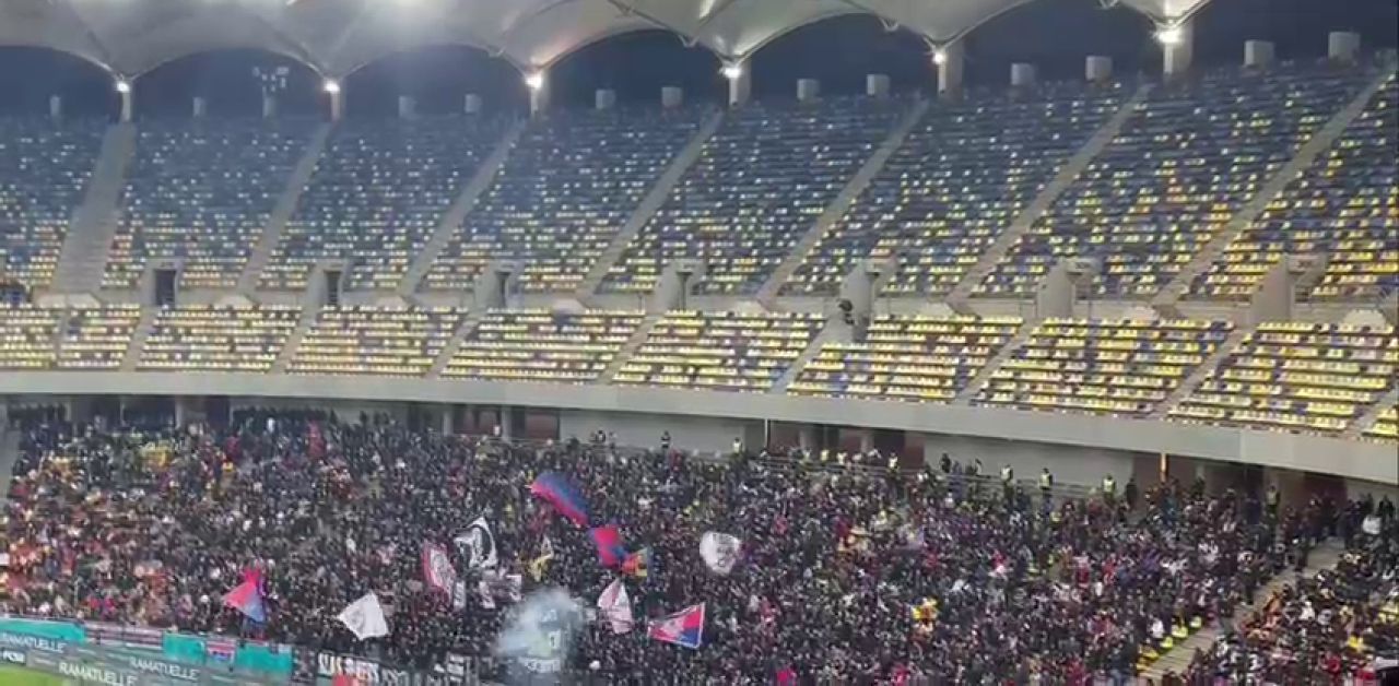 Atmosferă superbă la FCSB - Petrolul Ploiești! Fanii vicecampioanei au aruncat cu materiale pirotehnice în debutul meciului_14