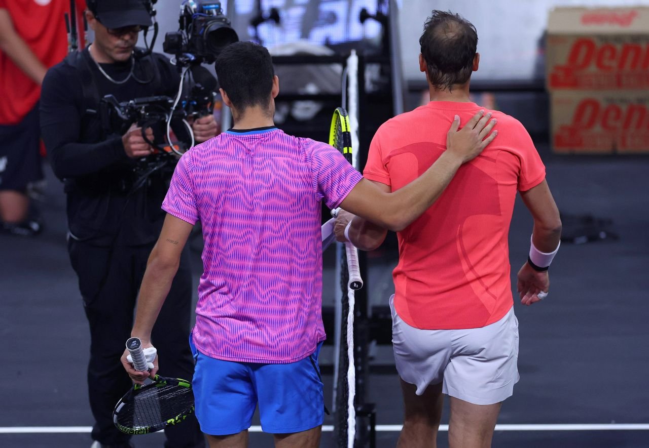 Duelul Generațiilor! Carlos Alcaraz îl depășește pe Rafa Nadal într-un meci de excepție la Las Vegas_2