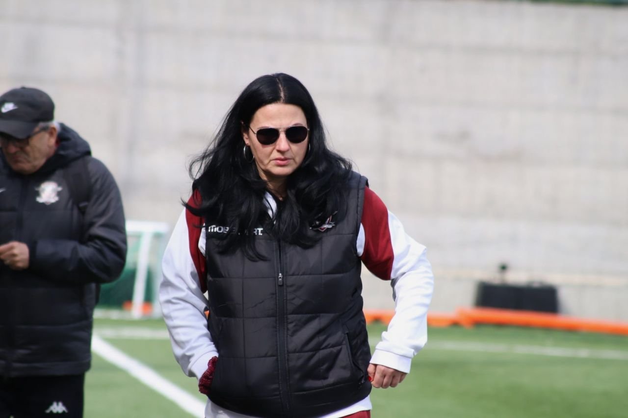 Cred ca joaca langa stadion si sta si el la o bere! Cornel Dinu ii ironizeaza pe nord-irlandezi si il critica pe Mirel Radoi! Ce fotbalist a remarcat legenda dinamovista