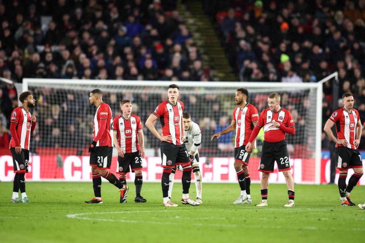 Scene uluitoare în Premier League: în minutul 17, fanii au plecat de la stadion, iar antrenorul a făcut schimbare_1