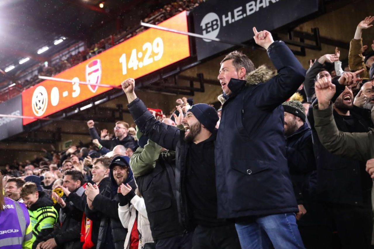 Scene uluitoare în Premier League: în minutul 17, fanii au plecat de la stadion, iar antrenorul a făcut schimbare_3