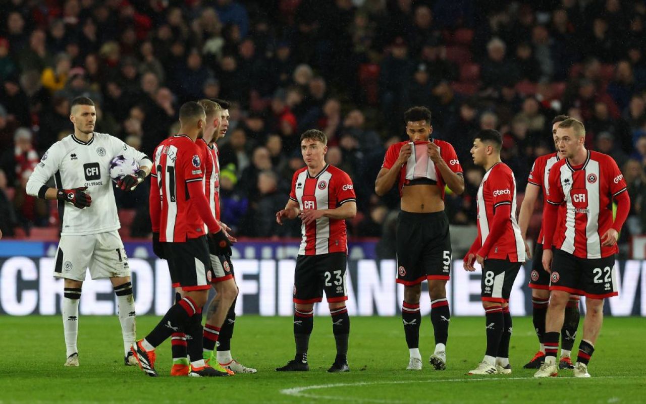 Scene uluitoare în Premier League: în minutul 17, fanii au plecat de la stadion, iar antrenorul a făcut schimbare_8