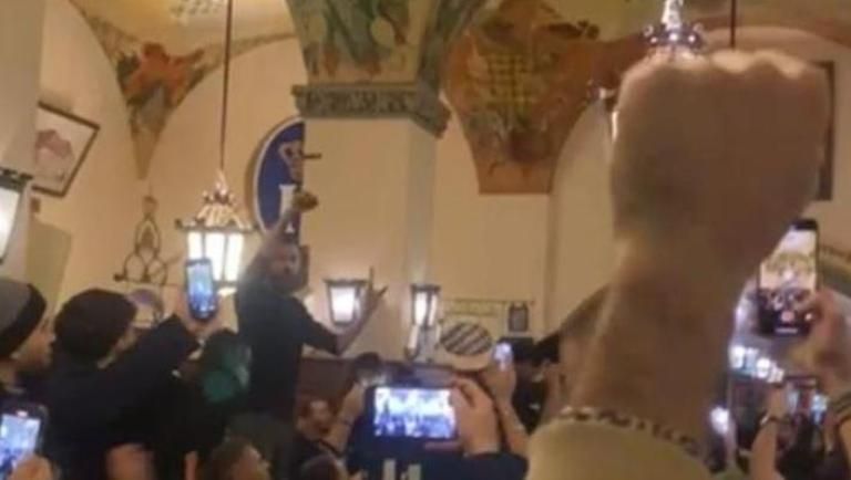 Atmosfera INCENDIARA la propriu! Fanii lui Napoli au facut spectacol, iar fotbalistii i-au adus un omagiu special lui Maradona_9