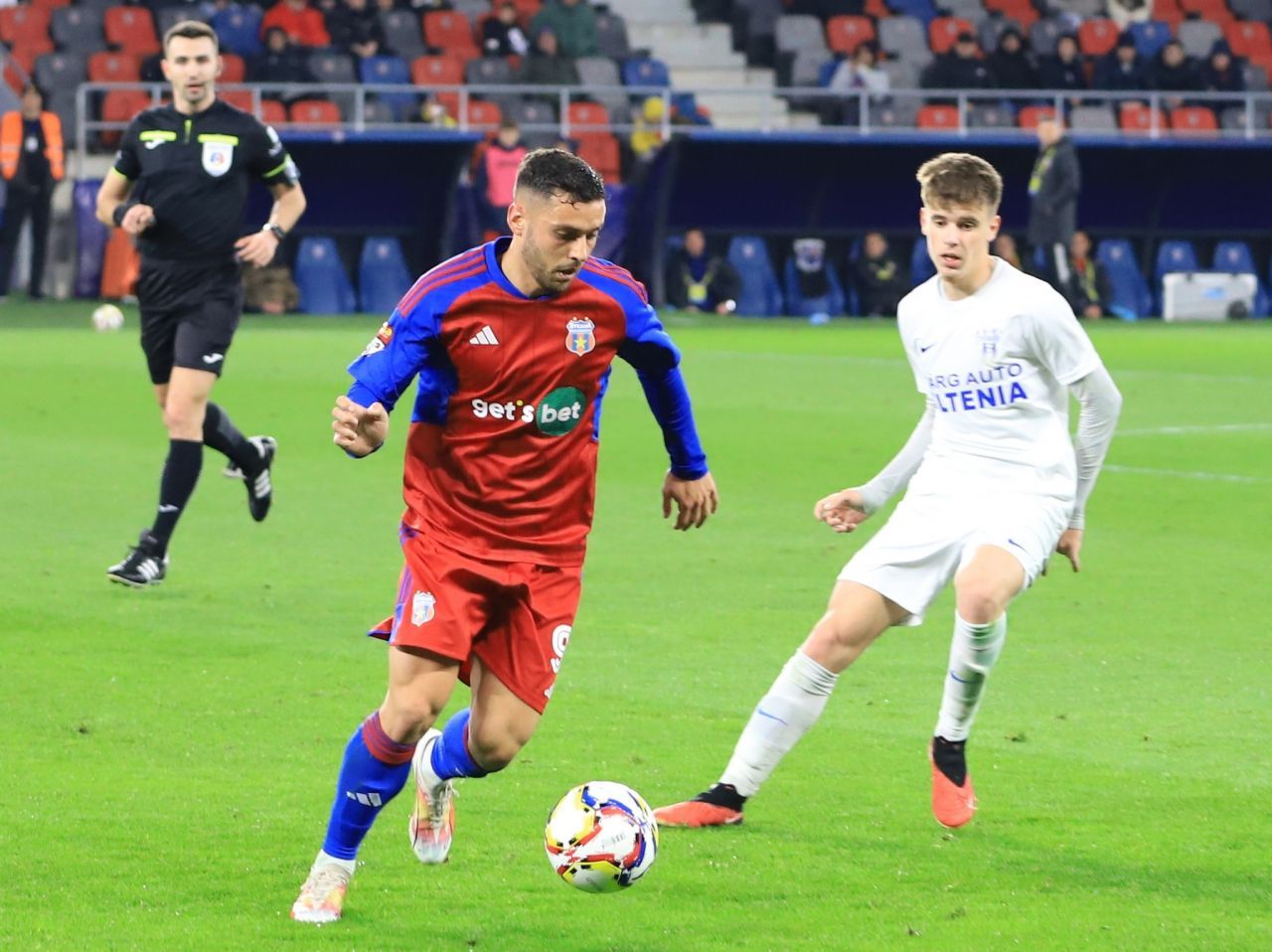 5-0 și fani de 10! Coregrafie suprarealistă a fanilor Stelei la meciul cu Pandurii: „Umbrele provoacă frică!”_8