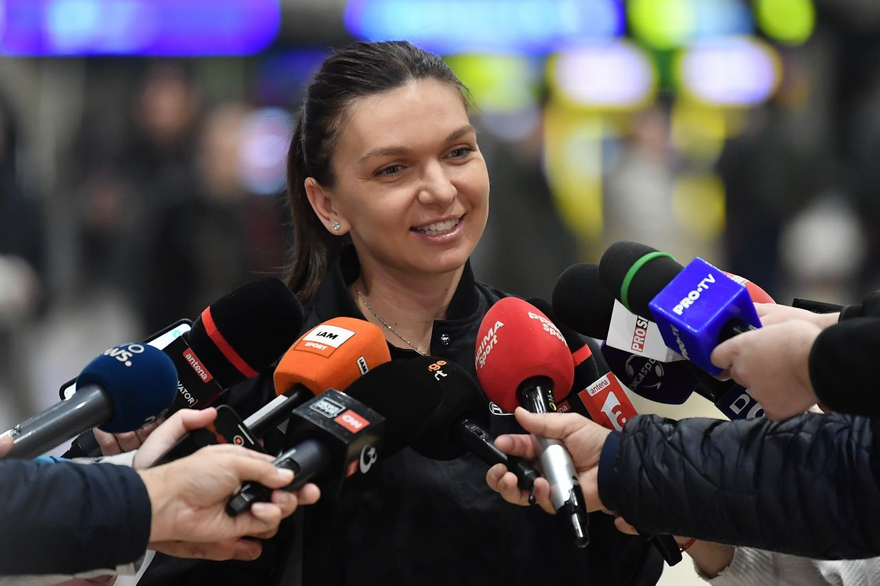 Simona Halep, replică genială &icirc;n aeroport. A ascultat &icirc;ntrebarea, a z&acirc;mbit discret, apoi a punctat: Nu &icirc;l voi contrazice!