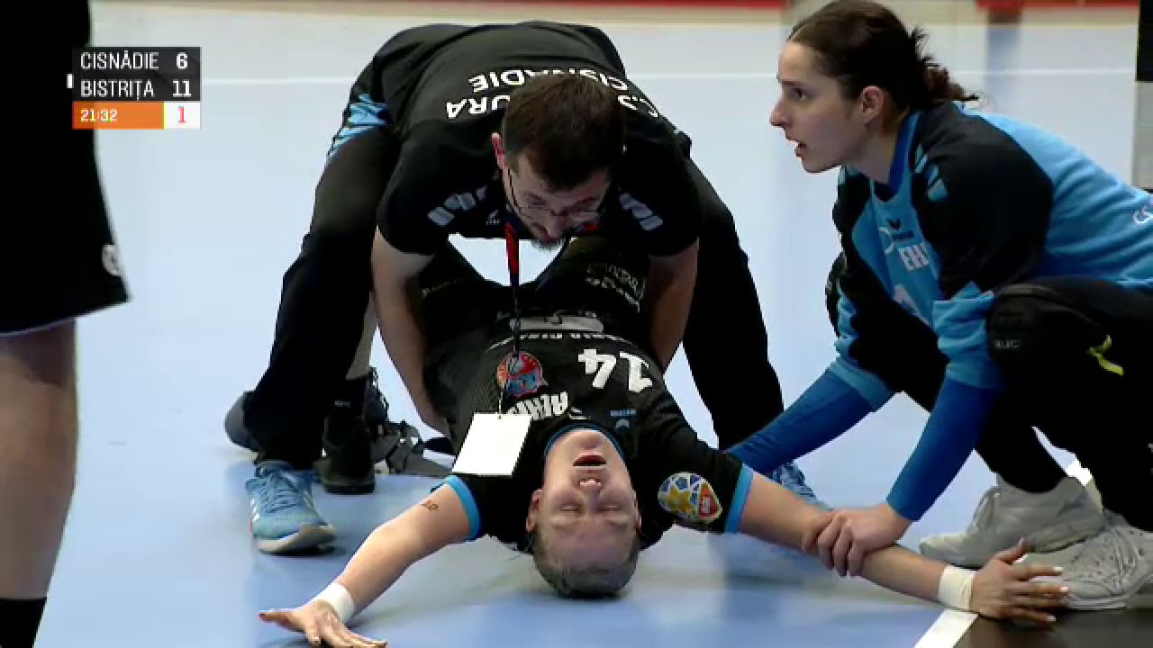 Panică la un meci de handbal din Liga Florilor! O jucătoare s-a prăbușit inconștientă pe teren_6