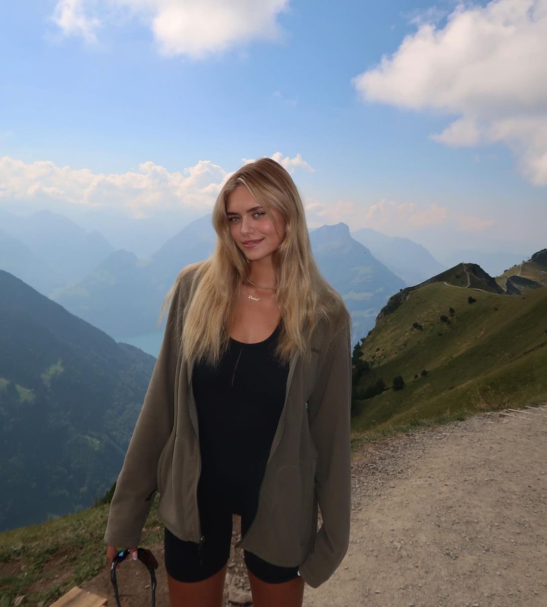 "A avut noroc în viață, ce zeiță!". Partenera lui Mick Schumacher și-a răsfățat fanii cu o serie de imagini în lenjerie