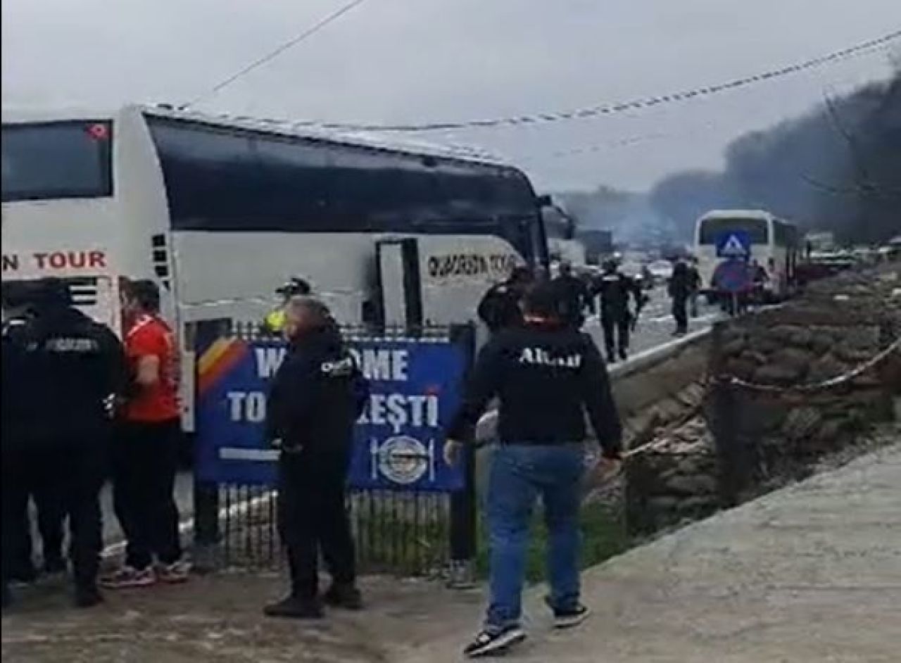 Suporterii de la UTA și U Cluj s-au întâlnit pe drum și și-au împărțit pumni! Jandarmeria a intervenit în forță_3