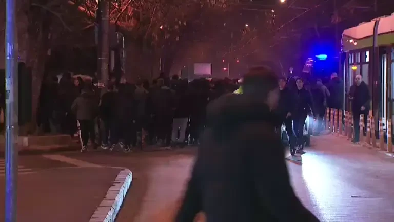 Incidente înainte de Dinamo - UTA, cu ultrașii Stelei la meci! Jandarmeria a folosit gaze lacrimogene