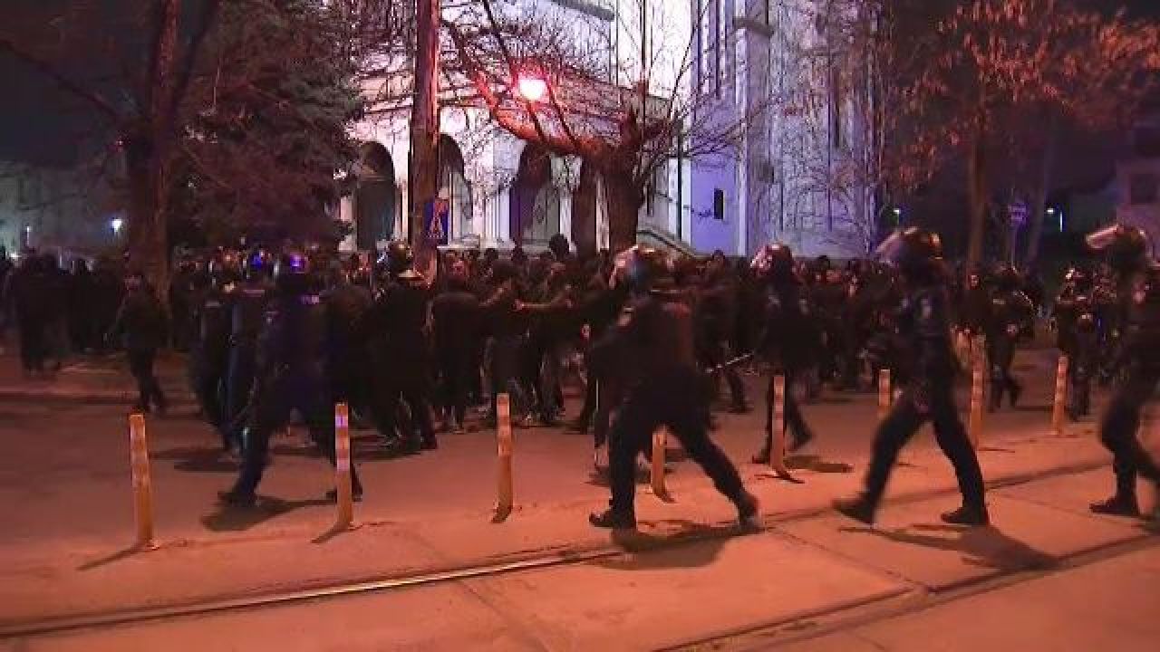 Incidente înainte de Dinamo - UTA, cu ultrașii Stelei la meci! Jandarmeria a folosit gaze lacrimogene_5