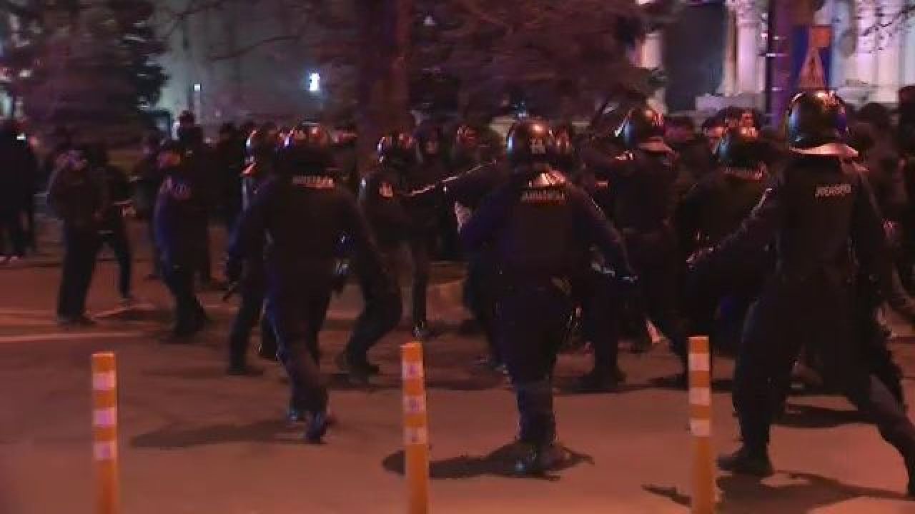 Incidente înainte de Dinamo - UTA, cu ultrașii Stelei la meci! Jandarmeria a folosit gaze lacrimogene_6